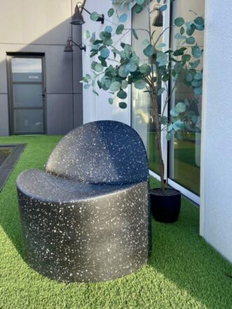 Mobilier de jardin design éco-conçu en plastique recyclé chez Effets de matière à Cholet.