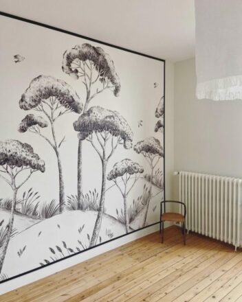 Chambre adulte rénovée avec ponçage du parquet, peintures douces et papier peint panoramique motif pins parasols.